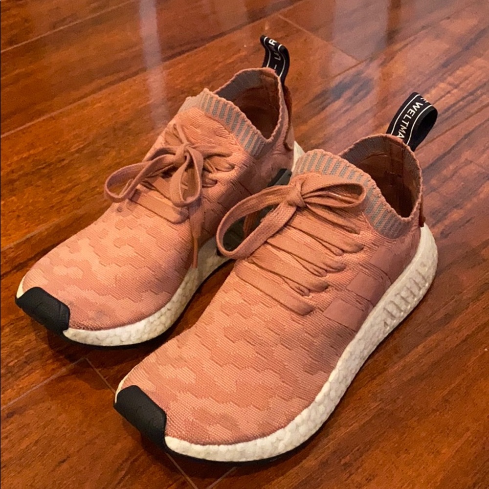Adidas NMD’s in coral/salmon